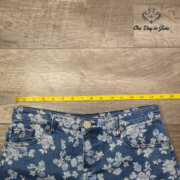 New York & Company Floral Print Denim Shorts Size 4 - Picture 3 of 7